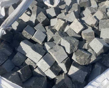 Гранитная брусчатка Габбро 10х10х5 см колотая